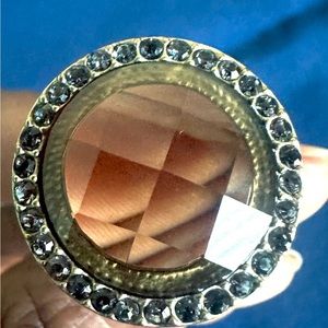 Women’s Ring- Gold Tone w/ Topaz Circular Stone & Surrounding Smaller Stones